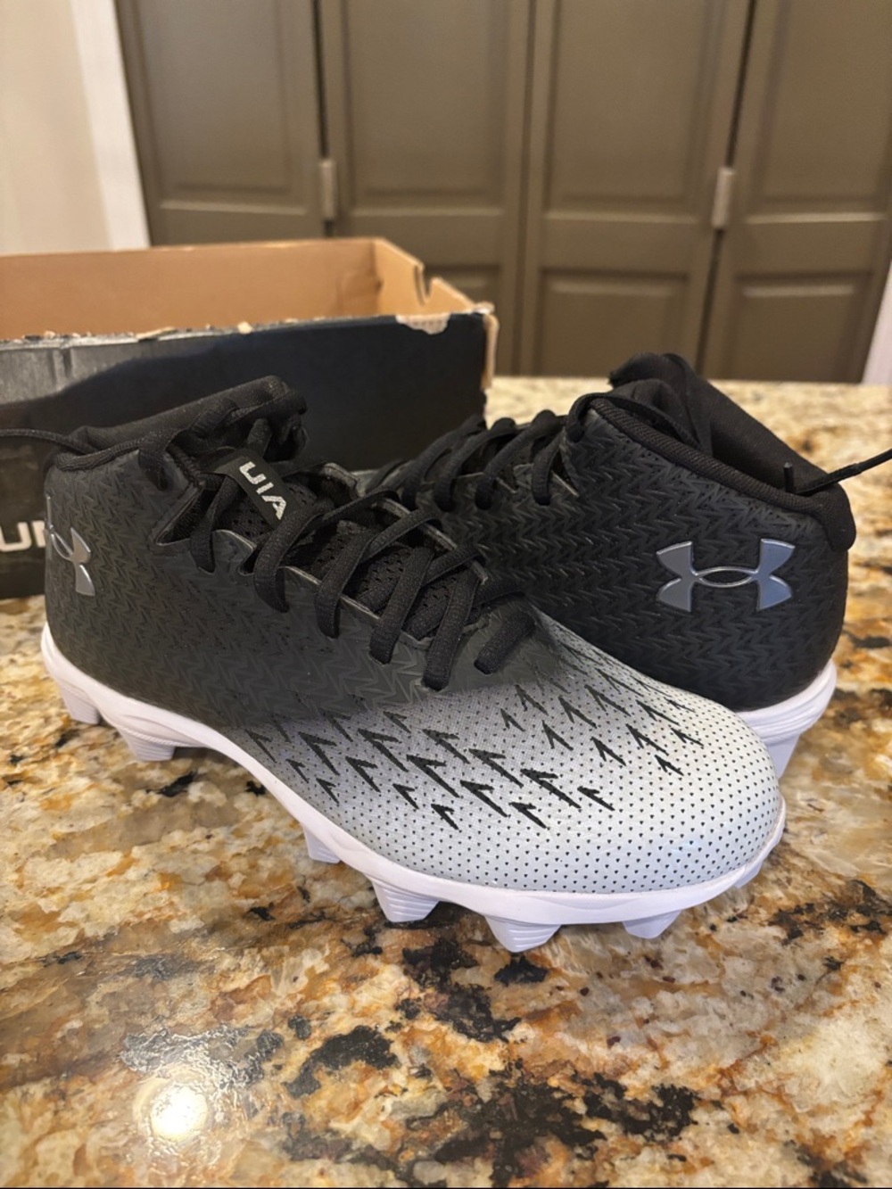 Under Armour youth baseball cleats Size- size 5.5 - Picture 3 of 5